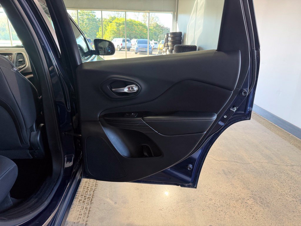 Used 2014 Jeep Cherokee Latitude w/ Cold Weather Group AWD/4WD image 20