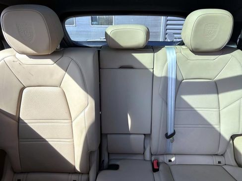 Certified 2022 Porsche Cayenne Platinum Edition image 38