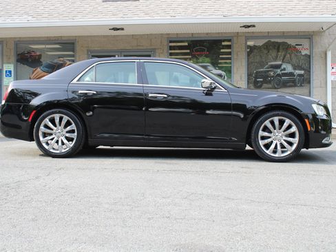 Used 2018 Chrysler 300 Limited RWD image 25