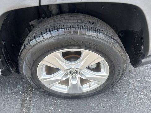 Used 2019 Toyota RAV4 XLE w/ Convenience Package FWD image 11