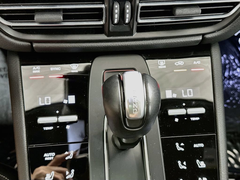 Certified 2025 Porsche Macan AWD/4WD image 17