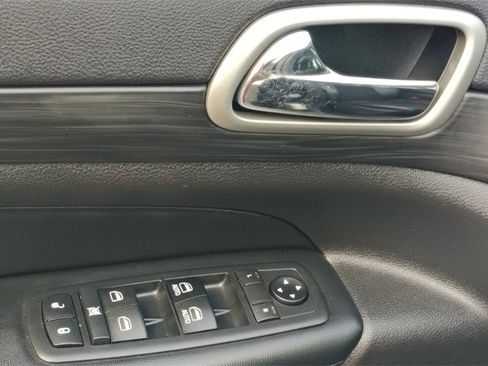 Used 2019 Jeep Grand Cherokee Altitude image 9