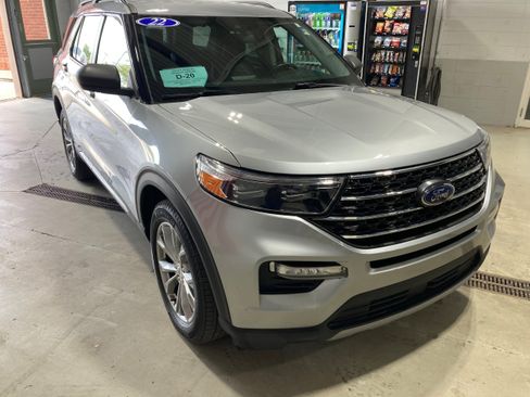 Used 2022 Ford Explorer XLT w/ Equipment Group 202A AWD/4WD image 3