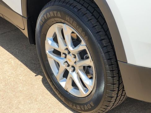 Used 2023 Chevrolet Traverse LS image 7