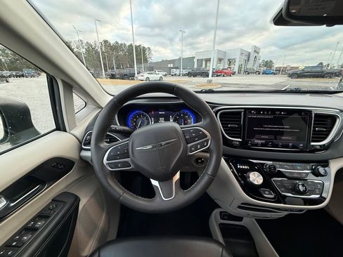 Used 2023 Chrysler Pacifica Touring-L image 14