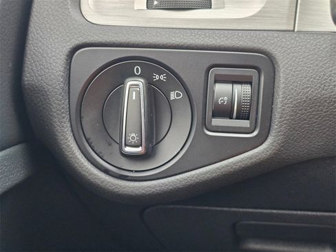 Used 2016 Volkswagen Golf S image 26