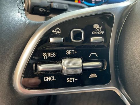 Used 2023 Mercedes-Benz GLB 250 4MATIC w/ Premium Package image 12
