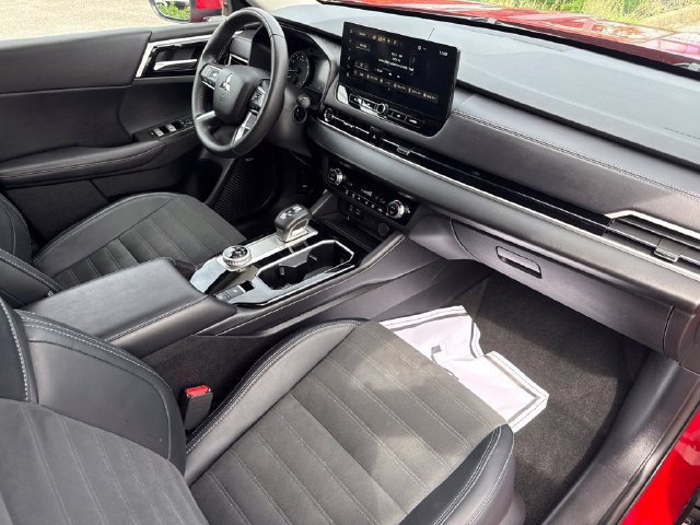 Used 2025 Mitsubishi Outlander AWD image 21