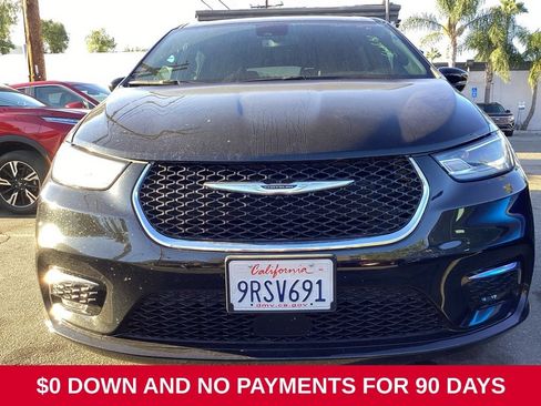 Used 2025 Chrysler Pacifica Select FWD image 2