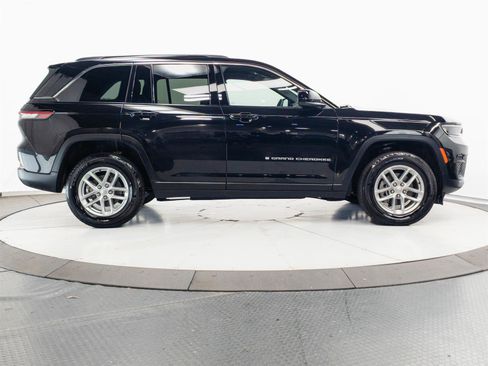 Used 2024 Jeep Grand Cherokee Laredo X w/ Luxury Tech Group I AWD/4WD image 12