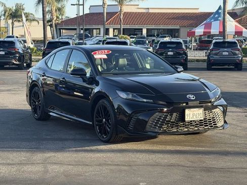 Used 2025 Toyota Camry SE FWD image 3