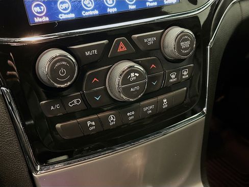 Used 2021 Jeep Grand Cherokee Limited AWD/4WD image 24