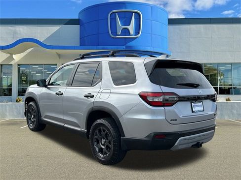 Used 2025 Honda Pilot TrailSport image 4