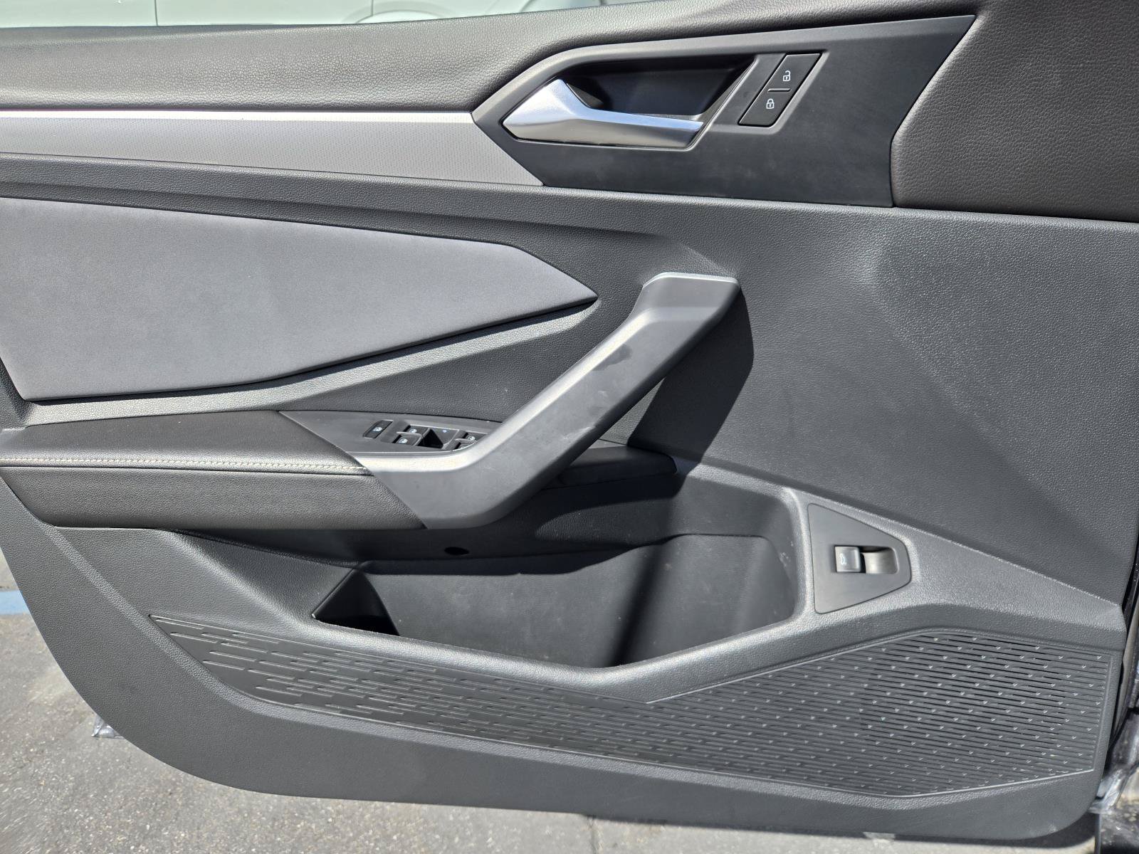 Used 2025 Volkswagen Jetta SE FWD image 19