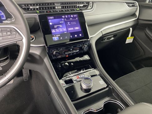 New 2025 Jeep Grand Cherokee L Altitude image 25