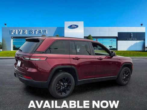 Used 2025 Jeep Grand Cherokee Altitude AWD/4WD image 8