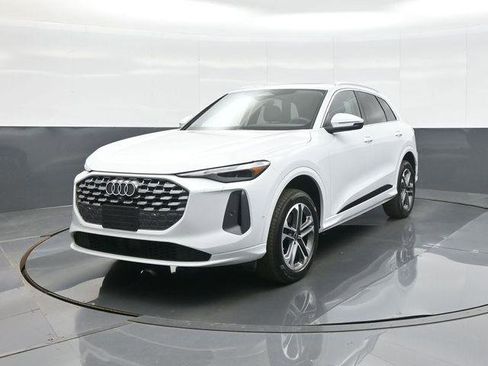 Certified 2025 Audi Q5 Premium w/ Convenience Package AWD/4WD image 3