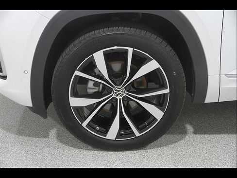 Certified 2026 Volkswagen Atlas SEL Premium R-Line AWD/4WD image 24