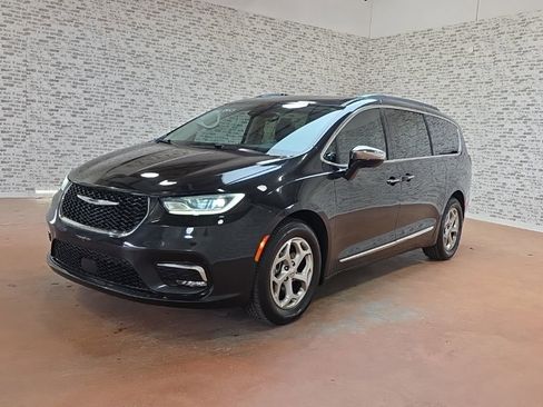 Used 2023 Chrysler Pacifica Limited image 3