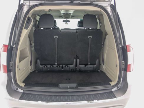 Used 2015 Chrysler Town & Country Touring FWD image 12