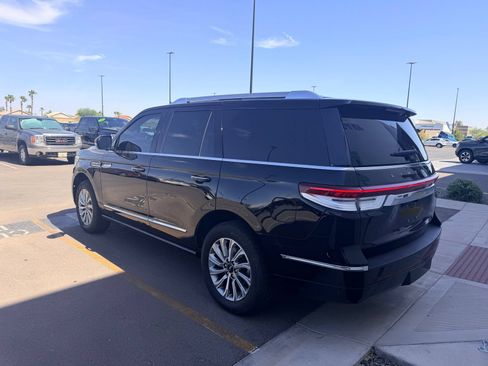 Used 2023 Lincoln Navigator 4WD image 2