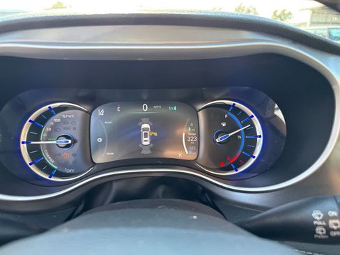 Used 2023 Chrysler Pacifica Touring-L FWD image 27