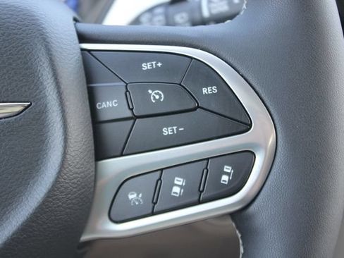 Used 2024 Chrysler Pacifica Limited w/ Uconnect Theater Family Group FWD image 15