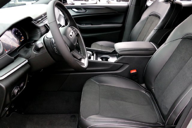 New 2025 Jeep Grand Cherokee Altitude RWD image 9