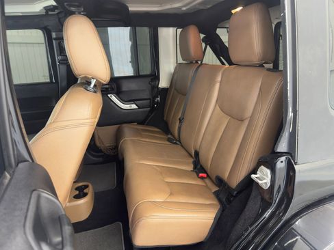 Used 2015 Jeep Wrangler Unlimited Sahara w/ Connectivity Group image 12