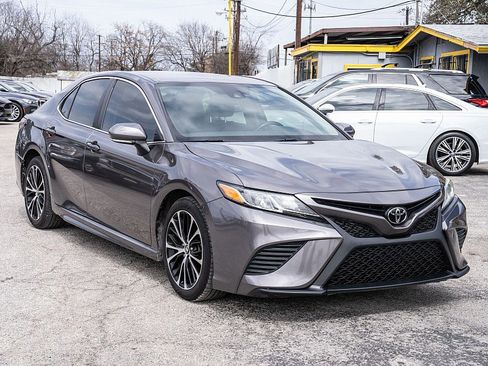 Used 2019 Toyota Camry SE w/ Convenience Package image 3