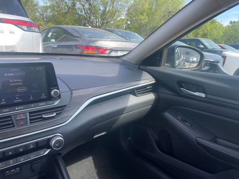 Used 2025 Nissan Altima 2.5 SV image 35