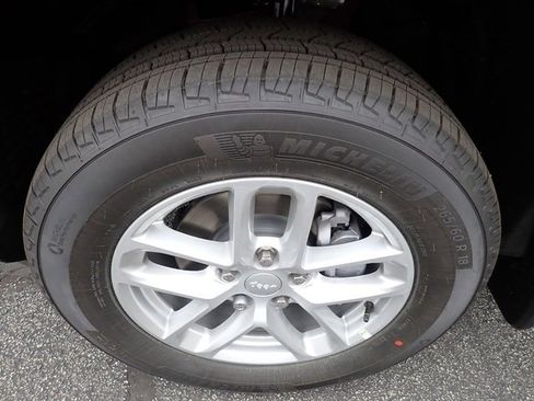 New 2025 Jeep Grand Cherokee Laredo X w/ MOPAR Finishing Package image 11