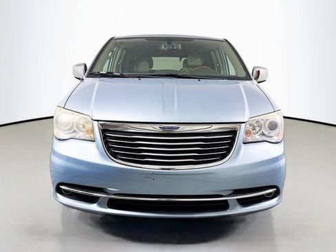 Used 2013 Chrysler Town & Country Limited w/ Luxury Group FWD image 2