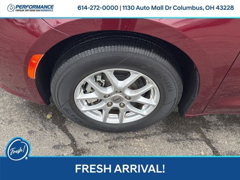 Used 2022 Chrysler Pacifica Touring-L image 10