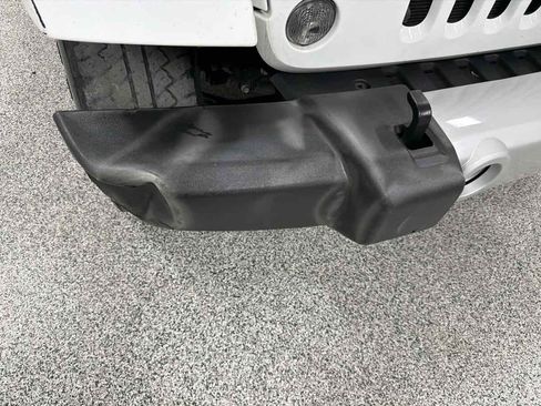 Used 2015 Jeep Wrangler Unlimited Sahara w/ Connectivity Group AWD/4WD image 29