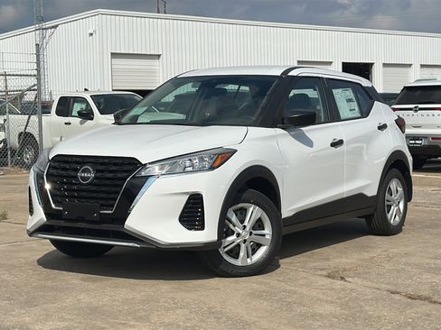 New 2025 Nissan Kicks Play S image 2