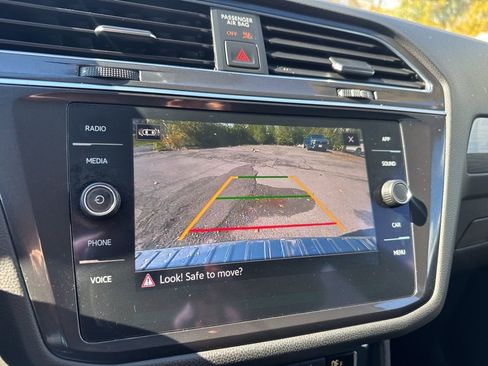 Used 2021 Volkswagen Tiguan SE image 18