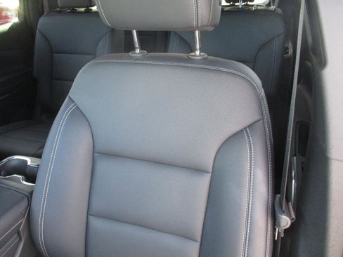 Used 2025 Chevrolet Traverse LT image 13