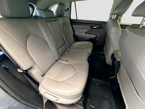 Used 2022 Toyota Highlander XLE AWD/4WD image 14