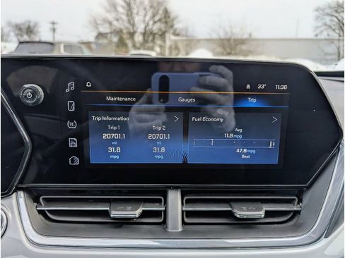 Used 2025 Chevrolet Trax LT w/ LT Convenience Package image 23