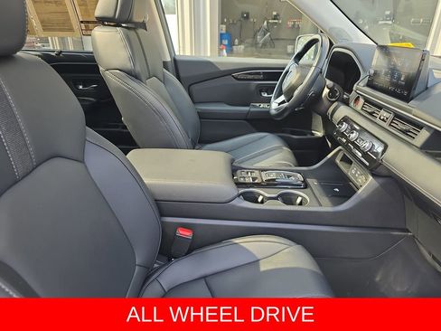 Used 2024 Honda Pilot Touring image 10