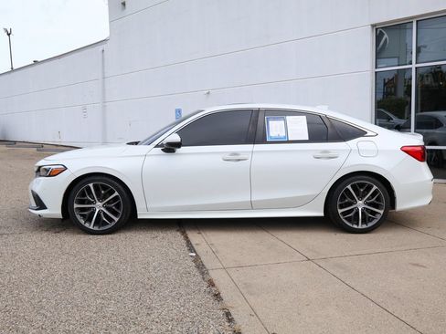 Used 2022 Honda Civic Touring image 2