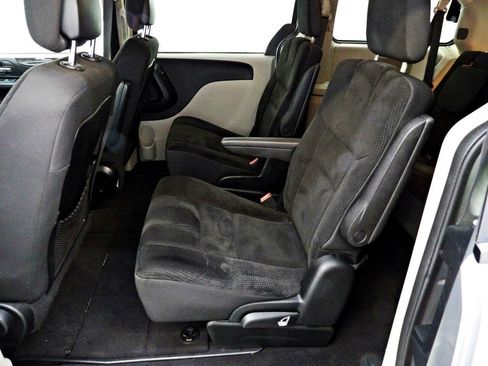 Used 2018 Dodge Grand Caravan SE w/ UConnect Hands-Free Group FWD image 9