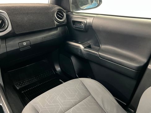 Used 2019 Toyota Tacoma TRD Off-Road w/ Technology Package AWD/4WD image 10