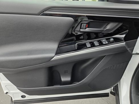 Used 2024 Toyota bZ4X FWD image 17