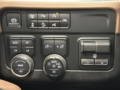 Used 2025 Chevrolet Tahoe High Country AWD/4WD image 30