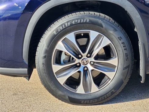 Used 2023 Toyota Highlander XLE image 8