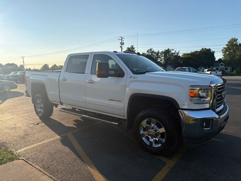 Used 2017 GMC Sierra 2500 SLE w/ SLE Fleet Preferred Package AWD/4WD image 4