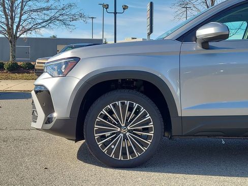 New 2026 Volkswagen Taos SE image 9