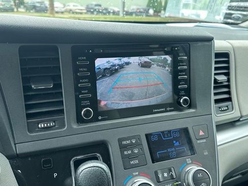 Used 2019 Toyota Sienna LE w/ LE Preferred Package FWD image 26